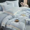 Conjunto de Quatro Peças Inverno Classe A Estilo Levemente Luxuoso Todo Fosco Esculpido Leite Fleece Cobertor Quente Espesso Lençol de Cama Roupa de Cama