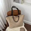 Bolso de mano versátil de gamuza para otoño de gran capacidad para mujer, nuevo bolso de hombro o para llevar debajo del brazo de nicho de lujo ligero de alta costura