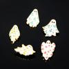Broche de flores com folhas de rosto sorridente de amor criativo transfronteiriço desenho animado fofo pequeno fantasma presente de Halloween emblema de metal
