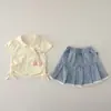 Conjunto Doce de Verão para Meninas 2026 Novo Roupa de Bebê Menina Manga Curta Tulipa Saia Jeans Estilosa Conjunto de Duas Peças Tendência