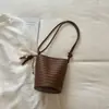 Bolso Pequeño Tejido Retro Estilo Coreano para Mujer, Nuevo Bolso Cubo Verano 2026, Bolso Cruzado de Hombro de Nicho de Alto Valor