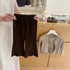 ¡NingliSo Coreano! El conjunto de otoño para niñas incluye un suave cárdigan de punto, un top sin mangas con volantes florales y pantalones de campana.