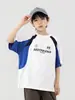 Camiseta de Manga Corta para Niños 2026 Verano Nueva Estampado de Letras para Niños, Bloques de Color Estilo Deportivo Retro Cuello Redondo Moderna Camiseta