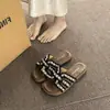 Sandalias de Playa para Mujer, Suela Plana, Adecuadas para Usar con Faldas 2026, Nuevo Estilo Perla, Versátiles para el Verano, Sandalias Slip-On Inspiradas en Chanel