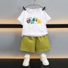 7358 Roupa de Verão para Meninos 2026 Nova Estilosa Roupa Infantil Camiseta Estampada de Manga Curta Conjunto de Duas Peças Estilo Fino da Moda