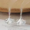 Diseño de Nicho de Gama Alta Exquisito Moderno Cadena de Perlas de Flor Soporte para Espiral de Mosquitos Clip para Oreja Sin Perforación de Oreja Pendientes de Botón de Temperamento de Lujo Ligero