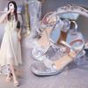 Sandalias de Moda de Verano 2024 con Flores de Cristal y Tacón Grueso para Mujer Nuevas de Punta Redonda con Tira Descubierta Dulces Sandalias de Tacón Alto