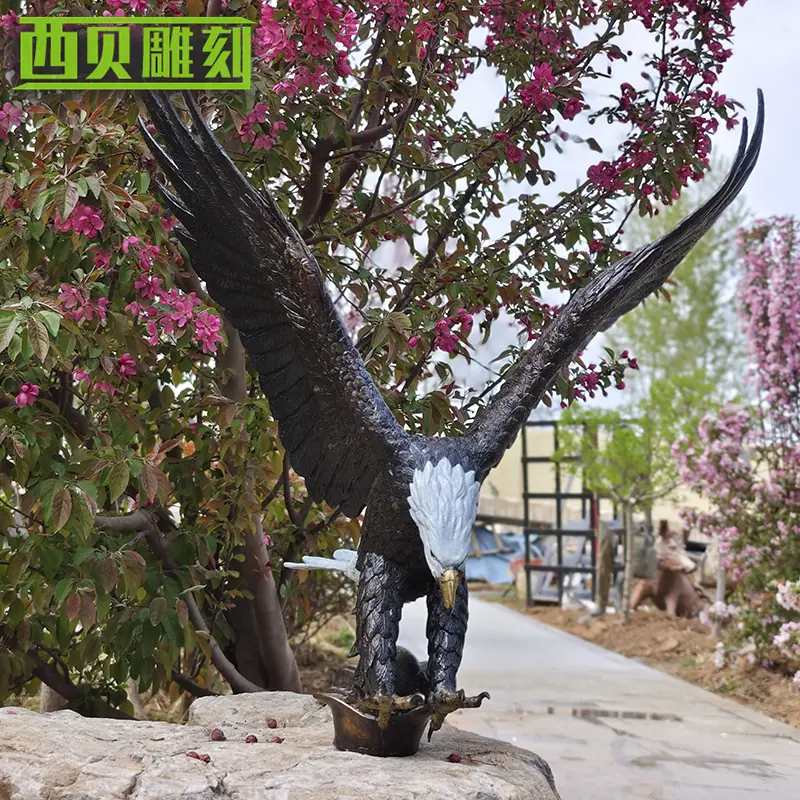 彩绘铜鹰