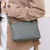 Bolsa transversal pequena, leve e macia, em couro legítimo, modelo 2024, com design simples e casual. Confeccionada em couro bovino de alta qualidade e com acabamento impecável.