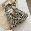 Bolsa de Tela de Bolsillo Rui Dorado Pequeña Bolso Bandolera Cruzado Bolso de Tela de Conejo Blanco Casual Simple Moderno Japonés y Coreano para Mujer Estampado de Leopardo Bolso de Conejo Blanco