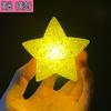 Actuación del Día del Niño con Luces de Estrella de Mano, Actuación Artística con Accesorios de Escenario Brillantes, Sosteniendo una Estrella de Cinco Puntas en la Mano