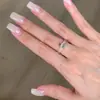 Anillo Imitación Cubo de Azúcar Blanco "Claro y Transparente" para Mujer, Diseño de Nicho, Lujo Ligero, Estilo Exquisito y Fresco