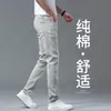 Jeans rectos de corte slim de alta gama para hombre, estilo europeo, nuevos para primavera-verano 2026, pantalones casuales finos para hombre color gris-blanco
