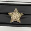2026 Nuevo Modelo Broche Chanel Hueco de Estrella de Cinco Puntas con Pedrería Doble C para Mujer, Réplica con Logo, Artesanía Exquisita, Broche de Alta Gama al por Mayor
