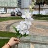 Comercio exterior fabricantes de flores artificiales húmedas sienten hidratante delphinium europeo boda decoración del hogar flores falsas al por mayor