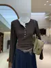 Camiseta Elegante com Gola Henley - estilo minimalista, camiseta de manga comprida com botões, perfeita para o início do outono, corte justo, camada base versátil para o dia a dia para mulheres