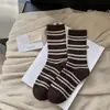 Calcetines de Punto Grueso Cálidos Rayados en Blanco y Negro para Otoño e Invierno, de Media Pantorrilla, Versátiles, Estilo Universitario, Holgados, Deportivos, Modernos para Mujer