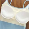 Diseño falso de dos piezas con tirantes de cuerda trenzada, un elegante chaleco sin espalda, viene con copas extraíbles, escote cuadrado versátil y un corte que estiliza y favorece la figura.