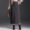 Elegante falda midi a cuadros para mujer que favorece la figura, con detalle de abertura, nueva colección Otoño 2026, con una caída fluida y un corte moderno que se ajusta al cuerpo.