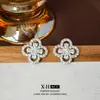 Pendientes Exquisitos de Circonita Geométrica de Trébol de Cuatro Hojas Estilo Francés Elegante Suave Versátil Accesorios para Pendientes de Lujo Ligero y Sensación de Alta Gama