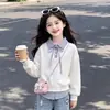 Conjunto de Pantalones Lindos de Dibujos Animados y Camisa Polo Rayada de Retazos Limpia y Relajada para Niños Medianos y Grandes Sudadera Falsa de Dos Piezas Moderna