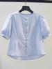 Camisa de Algodón Rayas Verticales Azul Claro para Mujer, Estilo Corto con Cintura Ceñida, Top de Moda Verano 2026 con Mangas Abullonadas, Tendencia A3796