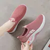 Zapatos para mujeres mayores, zapatos de tela del viejo Pekín, zapatos nuevos de suela blanda para señoras mayores, zapatos slip-on de malla transpirable para madres