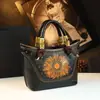 Bolso Cubo de Cuero Genuino Floral en Relieve, Nuevo 2026 Vintage Lujo Ligero Gran Capacidad para Mujer, Estilo Étnico, Estilo Nacional Grandioso