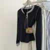 Novo estilo outono e inverno, camiseta de manga comprida slim fit estilo coreano com botões, color block patchwork, com costura decorativa, top feminino de designer