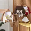 Nuevo Estilo Chaqueta con Capucha y Cremallera para Niño Muñeco Pequeño Camisa Base Estampada Pantalones Casuales Conjunto de Tres Piezas Fabricante Original Venta al por Mayor