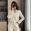 Conjunto de Terno Branco para Mulheres 2024 Primavera Novo Estilo Elegante e de Alta Qualidade Blazer Curto Estilo Chanel para Figuras Baixas Primavera e Outono