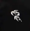 Nuevo Broche de Hoja de Bambú Plateada con Perlas de Imitación Estilo Chino para Mujer, Elegante y de Moda, Broche Corsage Estilo Nacional de Gama Alta