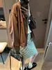 Además, la nueva colección de otoño presenta una chaqueta casual de estilo workwear retro americano con dobladillo plisado, de corte corto MQ1720