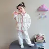 Pijama infantil de fleece de coral, espessado para outono e inverno, modelo novo, conjunto de flanela para meninas e bebês, roupa de ficar em casa com gola alta para meninas