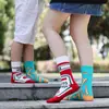 Calcetines originales de moda infantil AB color asimétrico dibujos animados longitud media otoño e invierno caramelos lindos calcetines de algodón para niños y niñas