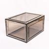 Caja de zapatos transparente con apertura lateral, a prueba de polvo, con puerta magnética, tapa abatible y acabado antioxidante.
