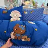 Hilo abullonado de nuevo estilo, suave y esponjoso, diseño de caricatura lindo, delicado y amigable con la piel, bordado de toalla de lunares, juego de tres o cuatro piezas para cama individual