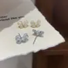 Exquisitos pendientes de botón con perla y lazo de diamantes completos para mujer, estilo francés de lujo ligero, ambiente femenino suave, disponibles en dorado y plateado, únicos y elegantes