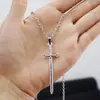 Colar Pingente de Espada Cruzada Novo Estilo Transfronteiriço para Homens e Mulheres, Liga Escura Gótica Corrente para Clavícula de Espada Vintage Enrolada em Serpente