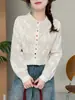 Camisa de Algodón Puro con Calados y Cuello de Muñeca para Mujer, Nuevo Estilo Primavera y Otoño 2026, Elegante Corte Holgado, Versátil con Botones de Colores y Bordados Intricados