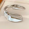 Pulsera abierta brillante mate con forma de hoja, estilo minimalista metálico, única y a la moda, pulsera de estilo europeo y americano, joyería de nicho de lujo ligero