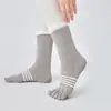 Meias antiderrapantes para mulheres, para todas as estações, atléticas, de fitness e de dança, com cinco dedos, feitas de algodão puro para respirabilidade, especificamente projetadas para Pilates e yoga