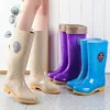 Botas de lluvia de caña alta para mujer con suelas de piel de vaca, forro interior de felpa de invierno, cálidas, antideslizantes, zapatos de goma impermeables, botas de lluvia de caña media para primavera y otoño