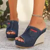 Novas sandálias de cunha de verão femininas estilo europeu e americano, cabedal em jeans com sola grossa, design simples, sandálias fashion de bico aberto para uso ao ar livre