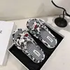 Chinelos femininos de interior, design de coelho de pelúcia, estilo moderno de uma tira, estampa de leopardo, design casual de desenho animado, antiderrapante em ambos os lados, bico aberto e com design vazado