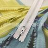 En stock Cremallera YKK No. Cremallera cerrada de metal blanco brillante, oro brillante, plata brillante, tela blanca, tres tiradores, 15-30 cm