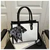 2026 Bolsa de Mão Tote Elegante de Novo Estilo, Grande Capacidade, Decoração com Lenço de Seda com Padrão de Pele de Cobra Simples, Bolsa de Ombro Único Transversal