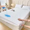 Juego de tres piezas de funda de colchón impermeable y a prueba de orina personalizada transfronteriza, protector de colchón acolchado engrosado, completamente cerrado y antideslizante