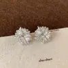 Brincos Geométricos de Flor de Pérola e Zircônia Exquisitos e de Alto Padrão, Design de Nicho, Brincos Versáteis e Elegantes com um Toque de Sofisticação