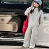 Conjunto de Roupas de Outono para Meninas Estilo Coreano 2026 Novo Estilo Crianças de Tamanho Médio e Grande Moletom com Zíper Meio Bordado Calça de Moletom Roupas Esportivas Infantis